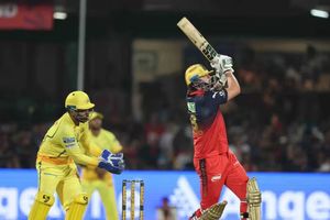 RCB vs CSK : टिम डेविड के तूफान से RCB ने उड़ाये 250 रन, CSK को लगातार मिली तीसरी हार SportsTak Hindi