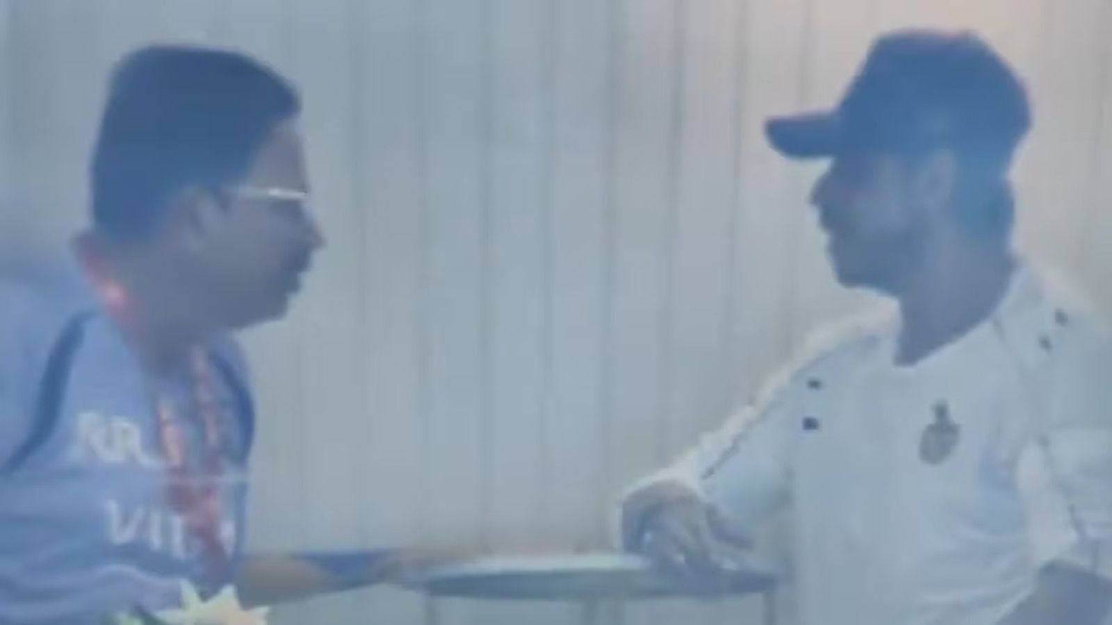 IPL 2026 में KKR के प्रदर्शन से नाराज शाहरुख खान! वेंकी मैसूर के साथ बातचीत के Video ने मचाई हलचल वेंकी मैसूर के साथ बातचीत करते शाहरुख खान (PC: X)