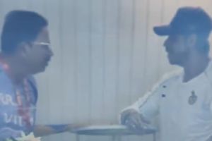 IPL 2026 में KKR के प्रदर्शन से नाराज शाहरुख खान! वेंकी मैसूर के साथ बातचीत के Video ने मचाई हलचल SportsTak Hindi