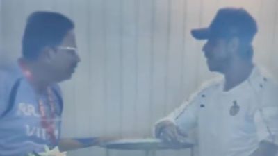 IPL 2026 में KKR के प्रदर्शन से नाराज शाहरुख खान! वेंकी मैसूर के साथ बातचीत के Video ने मचाई हलचल SportsTak Hindi