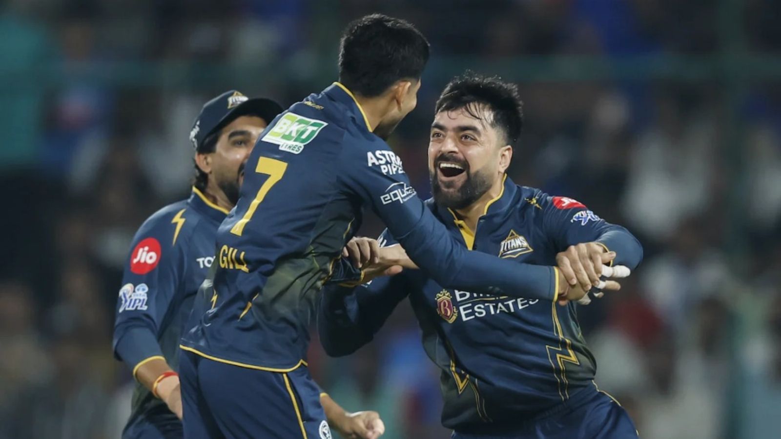DC vs GT: गुजरात टाइटंस ने आखिरी गेंद पर 1 रन से जीती बाजी, मिलर नहीं बन पाए दिल्ली के हीरो राशिद खान और शुभमन गिल विकेट का जश्न मनाते हुए. (Photo: BCCI)