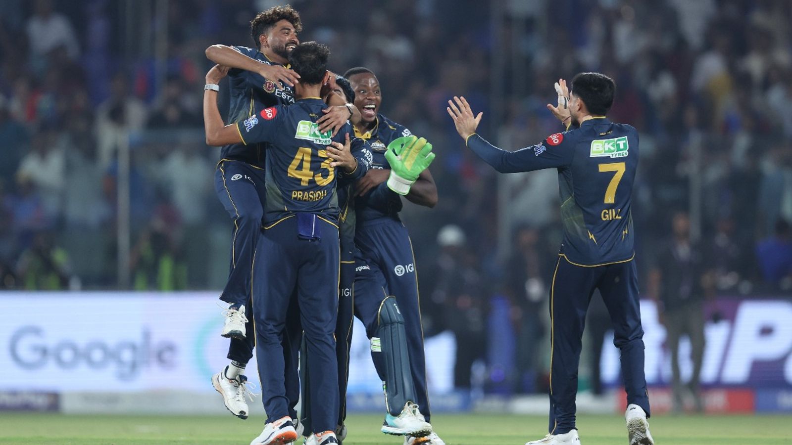 DC vs GT: गुजरात टाइटंस पर एक रन की जीत के बाद टूटी आफत, कप्तान शुभमन गिल को मिली सजा गुजरात टाइटंस ने दिल्ली कैपिटल्स के खिलाफ एक रन से जीत हासिल की. (PC: IPL X)