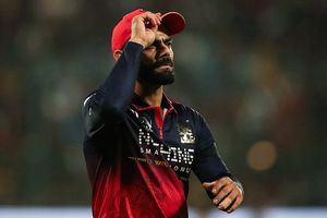 'विराट कोहली कितने मजाकिया हैं', RCB के धाकड़ ऑलराउंडर ने ड्रेसिंग रूम का खोला बड़ा राज SportsTak Hindi