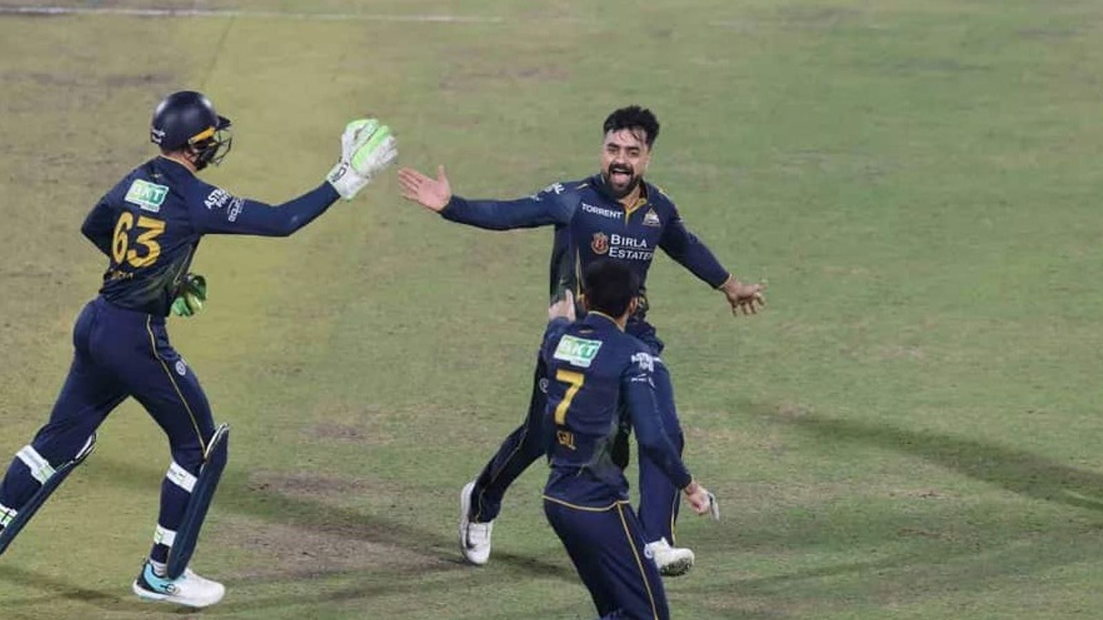 सर्जरी के बाद राशिद खान ने कैसे की वापसी, गुजरात टाइटंस के गेंदबाज ने खोला राज, बदलनी पड़ी ये एक चीज विकेट लेने के बाद जश्न मनाते राशिद खान (photo: ipl)