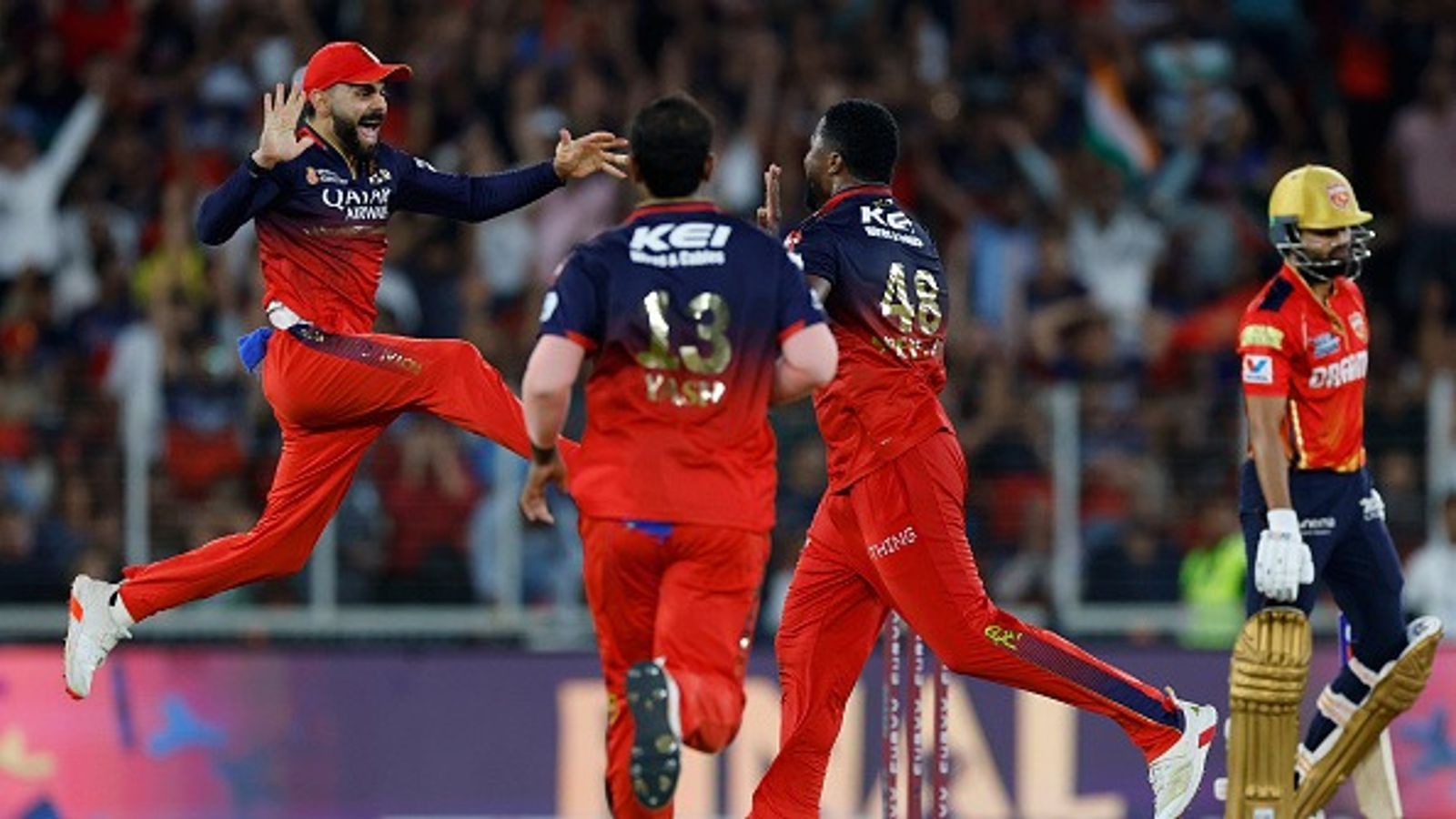 कभी नारियल के पेड़ का बल्ला और लकड़ी की बॉल से खेला क्रिकेट, अब है RCB से IPL चैंपियन, जानें कौन है ये धुरंधर ? विकेट लेने के बाद कोहली संग जश्न मनाते रोमारियो शेफरर्ड