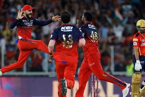 कभी नारियल के पेड़ का बल्ला और लकड़ी की बॉल से खेला क्रिकेट, अब है RCB से IPL चैंपियन, जानें कौन है ये धुरंधर ? SportsTak Hindi