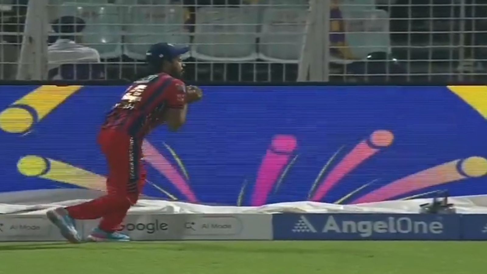 दिग्वेश राठी ने लपका कैच तो मचा हंगामा, फिन एलन को आउट दिए जाने पर क्या KKR से हुआ ब्लंडर, देखें VIDEO कैच लेने के दौरान दिग्वेश राठी