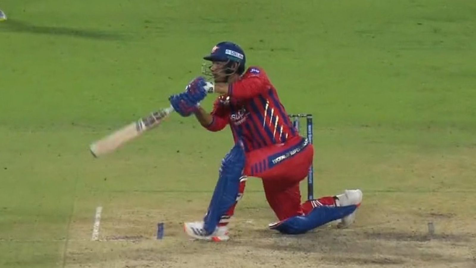 रोज लगभग 150 छक्के मारते हैं मुकुल चौधरी, धांसू पारी खेल LSG को जीत दिलाने के बाद किया खुलासा मुकुल चौधरी कोलकाता नाइट राइडर्स के खिलाफ प्लेयर ऑफ द मैच रहे. (PC: X)