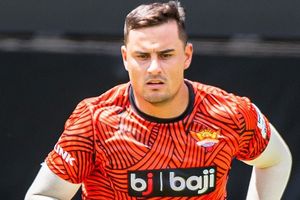 फ्लाइट पकड़ने के लिए मैच बीच में छोड़ने पर साउथ अफ्रीकी क्रिकेटर पर गिरी गाज, टीम ने रद्द किया कॉन्ट्रेक्ट SportsTak Hindi