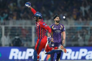 IPL में इन टीमों को रन बचाते हुए सबसे ज्यादा बार आखिरी गेंद पर मिली है हार, जानिए कौन-कौन शामिल SportsTak Hindi