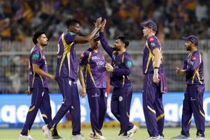 KKR ने जिस पर भी खेला 20 करोड़ से अधिक का दांव, उसी ने टीम को दिया गहरा घाव, जानें कौन-कौन नहीं झेल सका पैसों का दबाव ? SportsTak Hindi