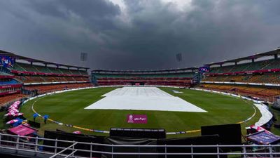 RR vs RCB : बारिश के चलते टॉस में देरी, 5-5 ओवर के लिए क्या है टाइम और कितने बजे मैच हो जाएगा रद्द, जानें सब कुछ Guwahati ground goes crazy with RR vs RCB match