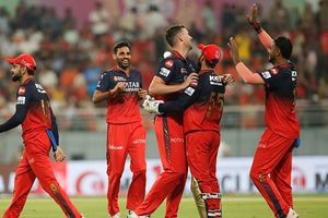 बारिश के बाद RCB फैंस को मिली गुड न्यूज! 152 दिन बाद लौटा 12.50 करोड़ वाला चैंपियन गेंदबाज, जानें कौन है ये धुरंधर ? SportsTak Hindi