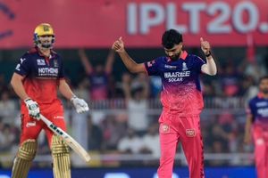 कौन है दिहाड़ी मजदूर का बेटा, जिसने धीमी रफ्तार से RCB पर बरपाया कहर, घर से 2000 KM दूर रहकर बनाया नाम SportsTak Hindi