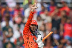 अभिषेक-हेड की जोड़ी ने मचाई तबाही, 6 ओवर में 105 रन उड़ाकर बनाया रिकॉर्ड, इनके जैसा कोई नहीं SportsTak Hindi