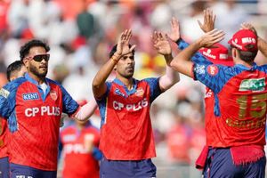 PBKS vs SRH : पंजाब किंग्स के खिलाड़ियों ने हैदराबाद के खिलाफ मैच में क्यों बांधी काली पट्टी? जानें ये वजह SportsTak Hindi