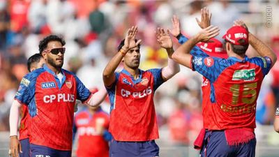 PBKS vs SRH : पंजाब किंग्स के खिलाड़ियों ने हैदराबाद के खिलाफ मैच में क्यों बांधी काली पट्टी? जानें ये वजह Punjab Kings players during their match against Hyderabad