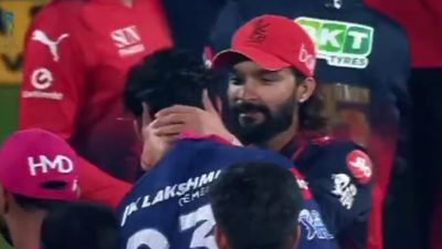 RCB के कप्तान रजत पाटिदार ने हार के बाद सूर्यवंशी की पकड़ी गर्दन, वायरल हुआ VIDEO Rajat Patidar while holding Vaibhav's neck