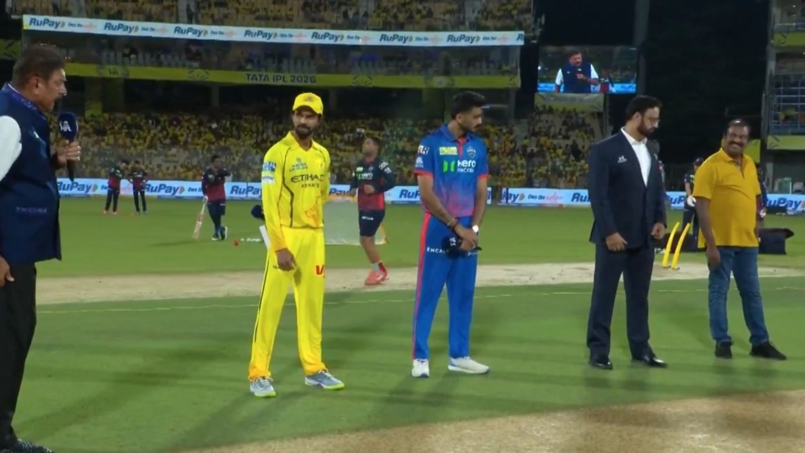CSK vs DC : चेन्नई की टीम में लौटा 'बेबी डिविलियर्स' तो दिल्ली से भी डेब्यू करेगा ये घातक गेंदबाज, जानें टीमों की Playing XI टॉस के दौरान चेन्नई के कप्तान ऋतुराज गायकवाड़ और दिल्ली के कप्तान अक्षर पटेल