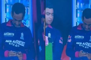 वैभव सूर्यवंशी के पास बैठकर फोन चलाने पर मुश्किल में फंसे RR मैनेजर, एंटी करप्शन टीम ले सकती है बड़ा एक्शन, Video SportsTak Hindi