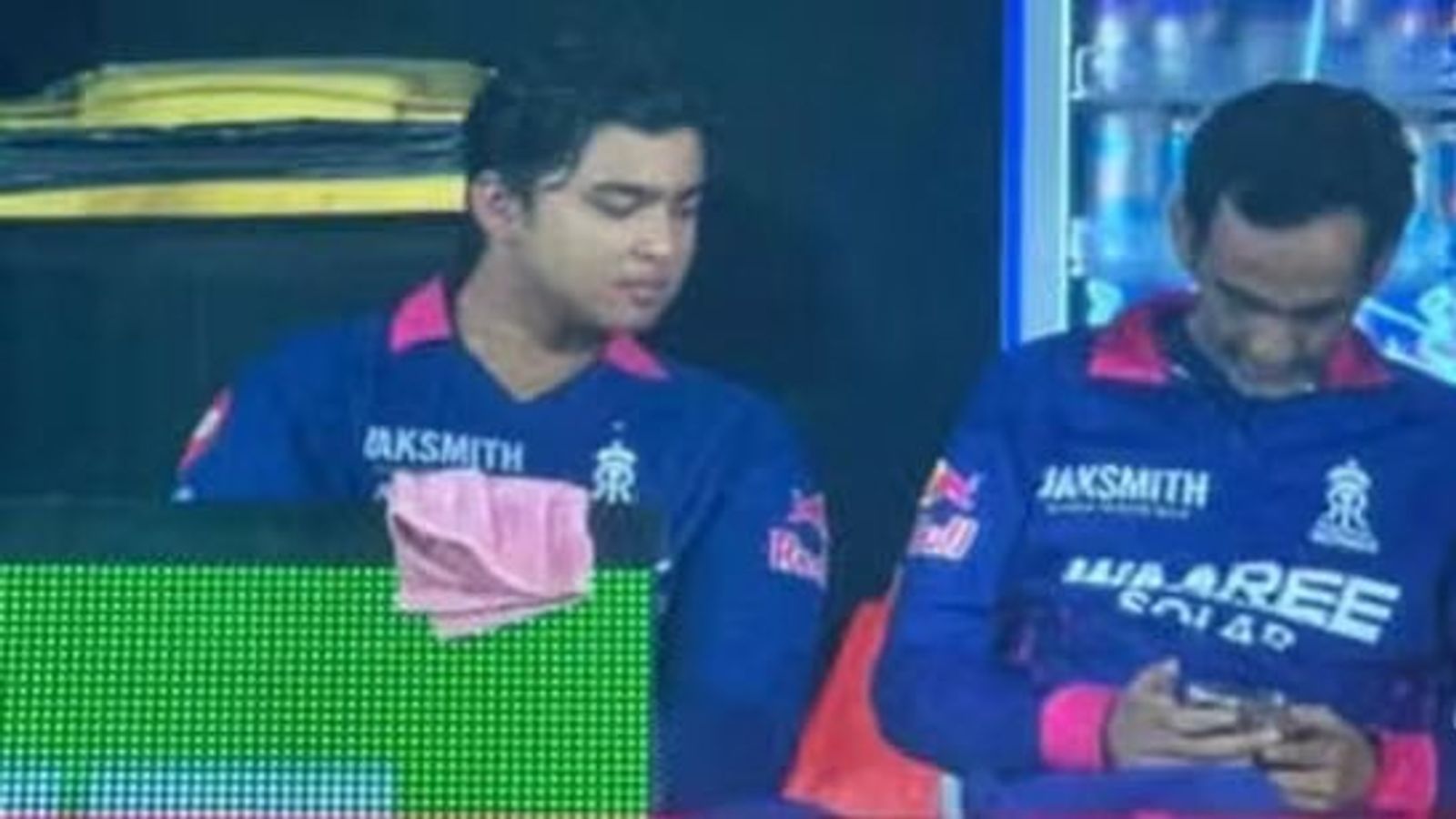 राजस्थान के मैनेजर पर फोन के इस्तेमाल के लिए बैन लगेगा या जुर्माना? BCCI की तरफ से आया रिएक्शन डगआउट के डैरान फोन का इस्तेमाल करते राजस्थान के मैनेजर