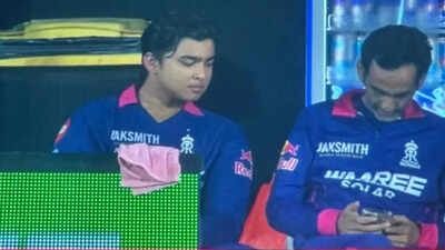 Romi Bhinder was seen using his phone in the RR dugout during RCB clash. (ScreenGrab: JioHotstar)