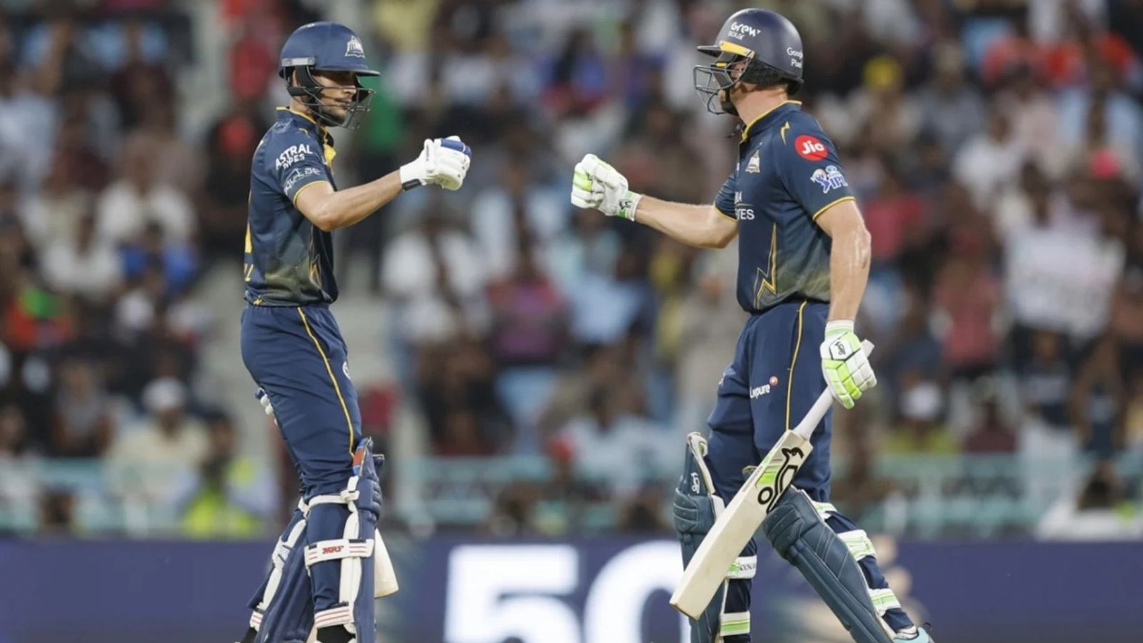 LSG vs GT: शुभमन-बटलर के बूते गुजरात को मिली 'प्रसिद्ध' जीत, लखनऊ को सात विकेट से धोया जॉस बटलर और शुभमन गिल ने लखनऊ के सामने अर्धशतक लगाए. (Photo: BCCI)