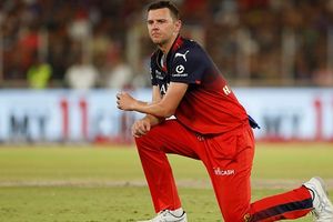 जोश हेज़लवुड RCB के लिए एक मैच खेलते ही क्यों हो गए टीम से बाहर? जानें उनकी जगह कौन आया SportsTak Hindi