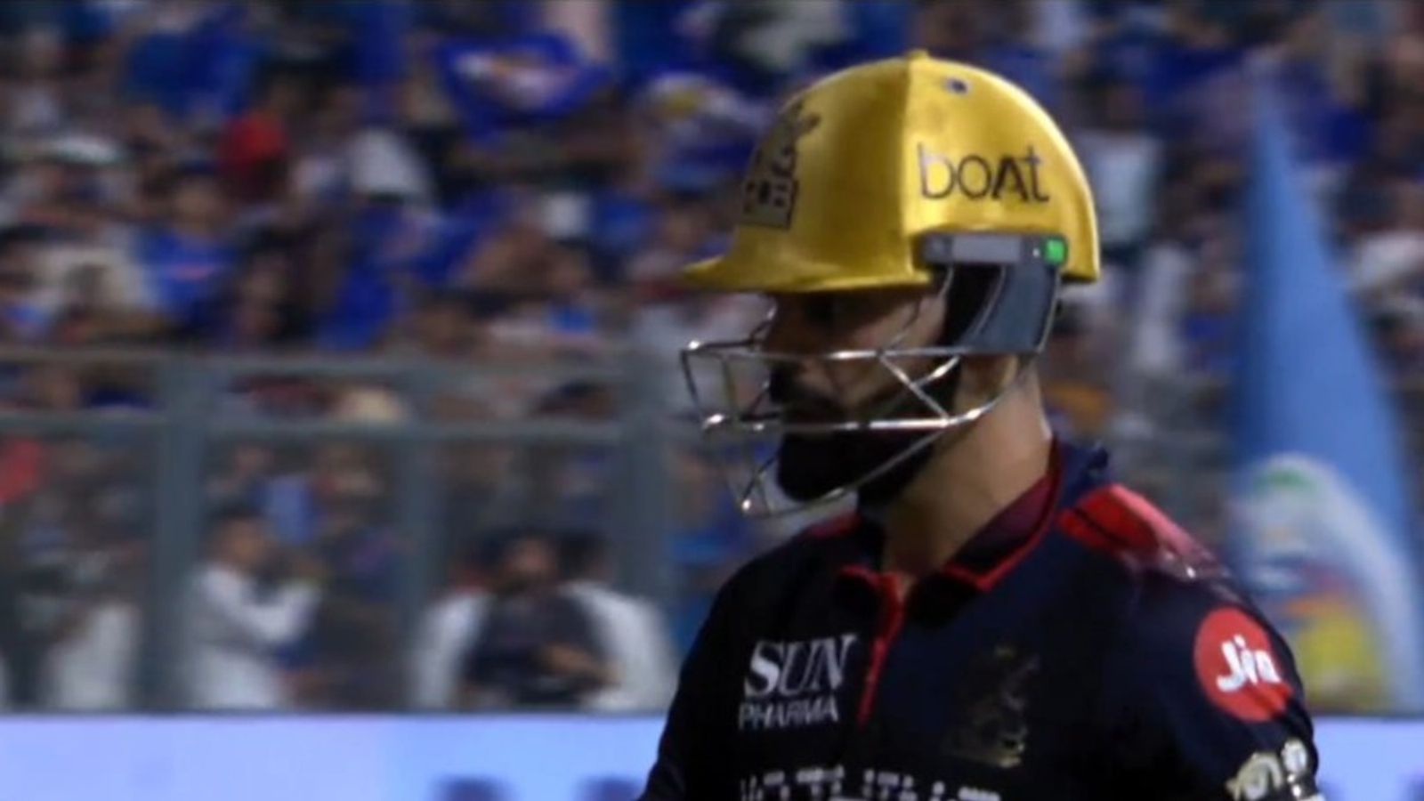 विराट कोहली 'कछुआछाप' फिफ्टी बनाकर हुए नाराज, पहले ग्लव्ज फिर हेलमेट फेंके, खुद को ही कोसा, देखिए Video विराट कोहली मुंबई इंडियंस के खिलाफ अपने अर्धशतक से खुश नहीं दिखे.