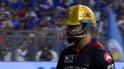 विराट कोहली 'कछुआछाप' फिफ्टी बनाकर हुए नाराज, पहले ग्लव्ज फिर हेलमेट फेंके, खुद को ही कोसा, देखिए Video SportsTak Hindi