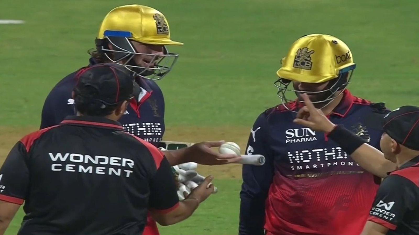 टिम डेविड को अंपायर्स से हंसी-मजाक पड़ा भारी, आउट करने की मिली चेतावनी, जानिए पूरा मामला टिम डेविड को अंपायर्स से फटकार पड़ी.