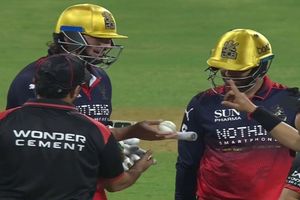 टिम डेविड को अंपायर्स से हंसी-मजाक पड़ा भारी, आउट करने की मिली चेतावनी, जानिए पूरा मामला SportsTak Hindi