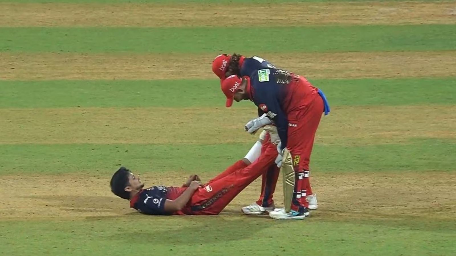 RCB के समय बर्बाद करने पर भड़के सुनील गावस्कर, तीन मेडिकल टाइमआउट पर जमकर बरसे रॉयल चैलेंजर्स बेंगलुरु ने कई बार टाइमआउट लिया. (PC: X)