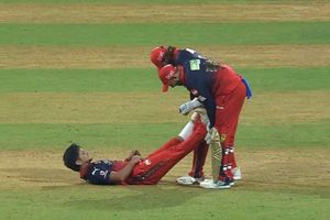 RCB के समय बर्बाद करने पर भड़के सुनील गावस्कर, तीन मेडिकल टाइमआउट पर जमकर बरसे SportsTak Hindi