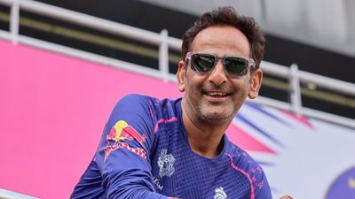 राजस्थान रॉयल्स मैनेजर को BCCI ने भेजा नोटिस, डगआउट में फोन चलाने पर 48 घंटे में मांगा जवाब SportsTak Hindi