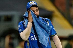 रोहित शर्मा की चोट ने बढ़ाई मुंबई इंडियंस की मुश्किलें, IPL 2026 में अब इस कदम के बाद ही खेल पाएंगे SportsTak Hindi