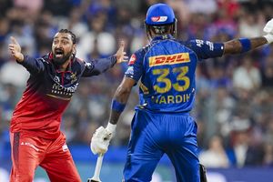 IPL में बतौर स्पिनर क्रुणाल पंड्या क्यों फेंक रहें हैं बाउंसर पर बाउंसर ? खुद बताया प्लान SportsTak Hindi