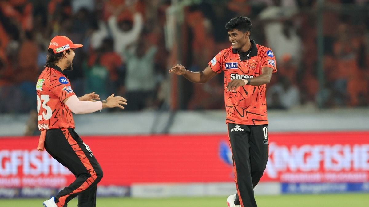 कौन है साकिब हुसैन जिन्हें IPL डेब्यू पर मिला जायसवाल का विकेट, पिता करते थे मजदूरी, मां का गहना बेच खरीदे थे जूते साकिब हुसैन ने आईपीएल डेब्यू में पहले ओवर में ही विकेट लिया. (Photo: IPL)