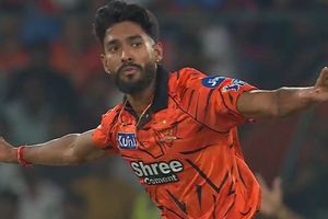 RR के खिलाफ चार विकेट लेकर IPL में डेब्यू करने वाले प्रफुल्ल हिंगे का उमेश यादव से क्या है कनेक्शन? SportsTak Hindi