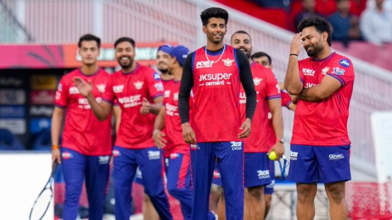 IPL 2026: लखनऊ सुपर जायंट्स का घातक हथियार अब फिट, RCB के खिलाफ फिर कहर बरपाने को तैयार मयंक यादव (बीच में) आईपीएल 2025 के बाद से कोई मैच नहीं खेल हैं.