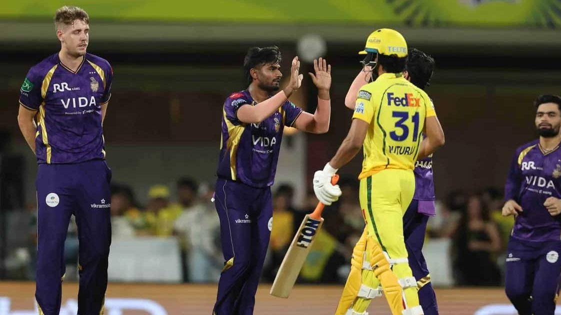 आउट होने के बाद पवेलियन जाते ऋतुराज गायकवाड़ (photo: ipl t20)