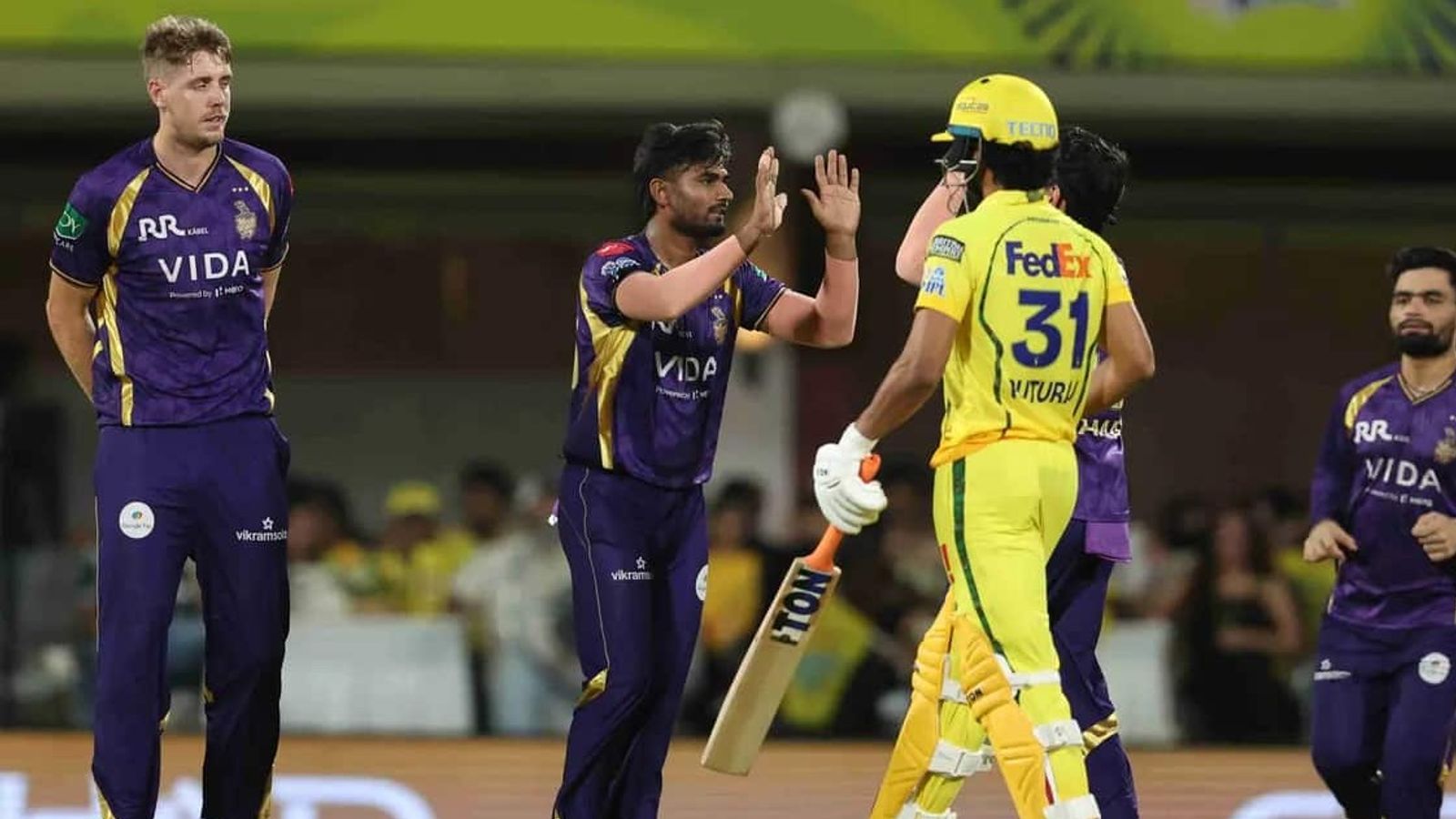 माइकल क्लार्क से कमेंट्री में हुई बड़ी भूल, गायकवाड़ का विकेट गिरा तो KKR के लिए कह दिया ऐसा, मचा बवाल आउट होने के बाद पवेलियन जाते ऋतुराज गायकवाड़ (photo: ipl t20)