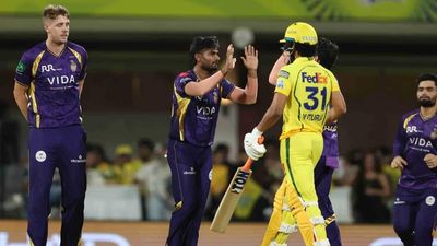 माइकल क्लार्क से कमेंट्री में हुई बड़ी भूल, गायकवाड़ का विकेट गिरा तो KKR के लिए कह दिया ऐसा, मचा बवाल SportsTak Hindi