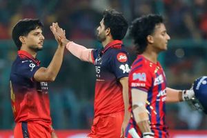 RCB vs LSG : रासिख और भुवनेश्वर के आगे लखनऊ ने टेके घुटने, RCB ने लगाया जीत का 'चौका' SportsTak Hindi