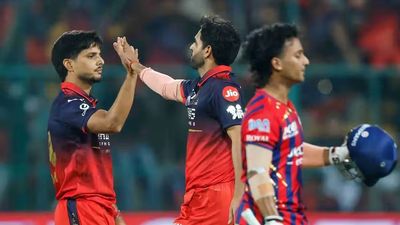 RCB vs LSG : रासिख और भुवनेश्वर के आगे लखनऊ ने टेके घुटने, RCB ने लगाया जीत का 'चौका' Bhuvneshwar Kumar and Rasikh Salam Dar