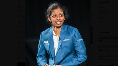 वैशाली ने रचा इतिहास, फ़िडे कैंडिडेट्स चेस टूर्नामेंट जीतकर वर्ल्ड चैंपियनशिप में बनाई जगह Vaishali Rameshbabu