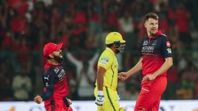 RCB के घरेलू मैदान पर बजे गाने को लेकर BCCI तक पहुंची चेन्नई सुपर किंग्स, बोर्ड से कर डाली शिकायत, जानें क्या है पूरा मामला SportsTak Hindi