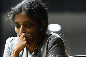 कौन हैं कैंडिडेट्स चेस टूर्नामेंट जीतने वाली पहली भारतीय महिला वैशाली? अब वर्ल्ड चैंपियनशिप के लिए पेश करेंगी चुनौती SportsTak Hindi