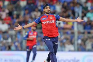 MI vs PBKS : अर्शदीप सिंह ने IPL में ठोका 'शतक', जहीर खान और ट्रेंट बोल्ट के मुकाम पर रखा कदम SportsTak Hindi