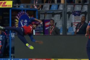 श्रेयस अय्यर ने बाउंड्री लाइन पर अद्भुत कैच करवाकर मुंबई के फैंस को चिढ़ाया, हार्दिक पंड्या को जाना पड़ा पवेलियन, देखें Video SportsTak Hindi